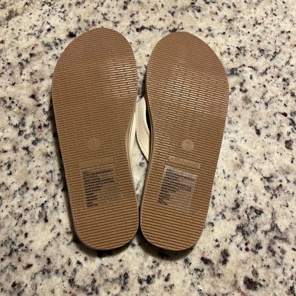 Shade Shore Women Flip Flops Thong Sandals Tan‎ White Size 7 Beach Casual